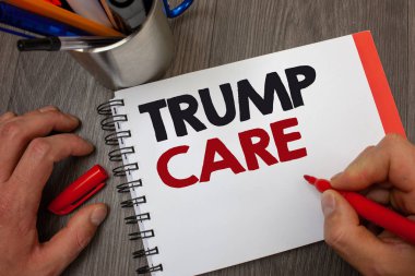 El yazısı metin Trump umurumda. Kavram anlam değiştirme için uygun bakım yasası Amerika Birleşik Devletleri için Not defteri kalem bilgi fikirler mesaj düşünceler ahşap arka plan davet anlamına gelir