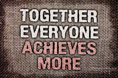 Birlikte herkes elde daha fazla gösterilen Not yazma. Ekip çalışması işbirliği elde elde başarı antika Jüt arka plan ileti vintage yansımaları düşünceler duygular vitrine iş fotoğraf