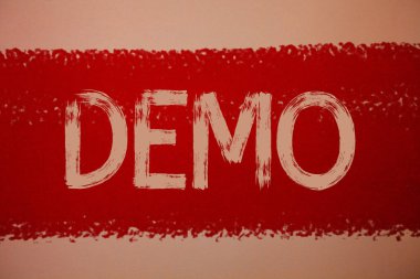 Demo gösterilen metin işareti. Kavramsal fotoğraf deneme Beta sürümü ücretsiz Test örnek önizleme bir şey prototip fikirler mesajlar kırmızı boya açık kahverengi renkli dağınık niyetleri boyama