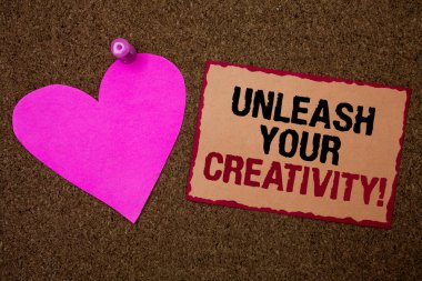 Kavramsal el Unleash Your yaratıcılık ara gösterilen yazma. Kişisel istihbarat espri yeteneği bilgelik Brown geliştirmek halı fikirler mesaj pembe kalp aşk duygularını düşüncelerini vitrine iş fotoğraf