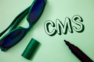 Yazılı not vitrine içerik yönetim sistemi Cms. iş fotoğraf gösterilen güneş gözlüğü iletişim dijital içerik fikirler mesajlar beyaz arka plan açık işaret modifikasyonu destekler