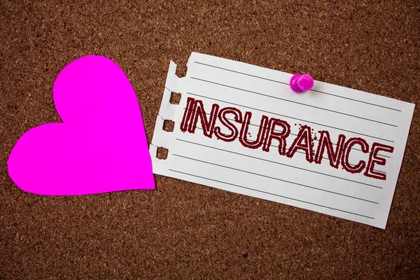 手書きテキスト保険 概念の作品ノート紙グランジ アイデア ピンク ハート コルク背景愛素敵な金融保護または損失に対して償還のポリシーを意味 — ストック写真