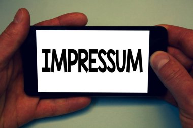 Kavramsal el Künye gösterilen yazma. Cep telefonu mesajı uygulama niyeti tutan Impressed hakketmek Künye Alman deyim mülkiyet yazarlık adam tutun vitrine iş fotoğraf