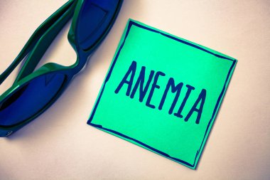 Word metin yazma anemi. İş kavramı Bloodlessness hastalığı ağır kan kaybı hastalık hasta demir eksikliği yeşil Kağıt arka plan bej güneş gözlüğü fikirler için duygularını düşüncelerini mesajları