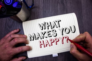 Kavramsal el ne yapar sen mutlu soru gösterilen yazma. Sevgi ve pozitif hayat ile kırmızı işaret defter tablo iletileri fikirler tutan bir dakika dostum iş fotoğraf vitrine mutluluk gelir