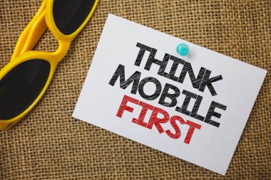 Düşünüyorum mobil ilk gösterilen Not yazma. Pazarlama hedef taşınabilir telefonlar ilk Sunglass kağıt harika beyaz arka plan güzel mesaj fikir anılar Handheld vitrine iş fotoğraf geliştirdi