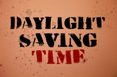 Yaz Sayving saati yazma el yazısı metin. İlerleyen anlam kavramı düşünceler önemli güzel anıları hatırlıyorum elektrik pembe arka plan iletileri kaydetmek için yaz aylarında saatler