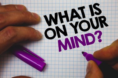 Ne olduğunu Your Mind sorum gösterilen metin işareti. Kavramsal fotoğraf düşünüyor fikri yenilik adam fikirli açık tutun mor marker defter sayfa iletileri niyetleri fikirler holding