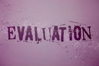 Kavramsal el değerlendirme gösterilen yazma. İş fotoğraf metin yargı geribildirim kalite performans bir şey fikirler ilham iletişim mor arka plan splatters iletileri değerlendirmek