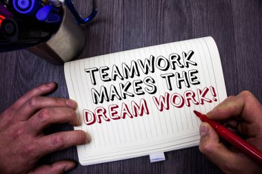 Kavramsal el ekip çalışması yapar rüya iş çağrısı gösterilen yazma. İş fotoğraf vitrine dostluk adam başarı elde etmesine yardımcı olur tutun kırmızı işaret defter tablo iletileri fikirler holding