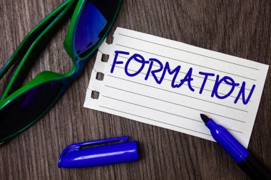 Word metin yazma oluşumu. Marker güneş gözlüğü ahşap masa açık iş kavramı kayalar belirli asker parçaları bırakma şekil verme işlem fikirleri not defteri sayfası mavi mektup gövdesi için