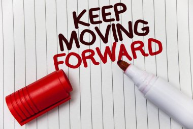 Kavramsal el ileri hareketli tutmak gösterilen yazma. İş fotoğraf vitrine iyileştirme kariyer teşvik devam et daha iyi beyaz arka plan marker aşk mesajı fikir anılar tapınak olduğu