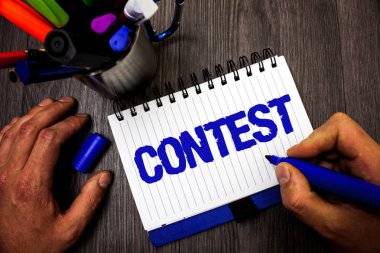 Yarışma yazma el yazısı metin. Marker defter fikirler işaretleri ahşap masa ilham tutarak oyun Turnuvası rekabet olay deneme fetih savaş mücadele adam tutun anlam kavramı