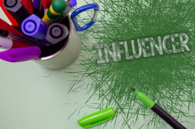 Word metin yazma etki unsuru. İş kavramı kişi etkiler ve başkalarının görüşlerini kararları etkiler için tablo Kupası ile işaretleri fikirler iletileri çalışma alanı dağınık leke çizik