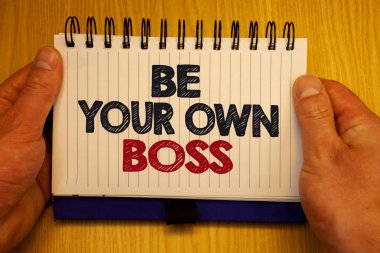 Word metin yazma kendi patronu olmak. İş kavramı için başlangıç şirket Freelancing iş girişimci Start-up yatırım kağıtları fikirler iletileri önemli unutmayın bilgi ahşap Not defteri