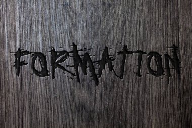 Word metin yazma oluşumu. İş kavramı kayalar belirli asker parçaları bırakma şekil verme işlem Ahşap ahşap arka plan siyah kazınmış harflerle kelimeler fikirler iletileri kavramları gövdesi için