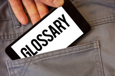 Sözlük gösterilen Not yazma. İş fotoğraf vitrine alfabetik listesi terimlerin anlamları kelime açıklamaları adam holding cep telefonu ile beyaz perde jean cep mesajları kullanma