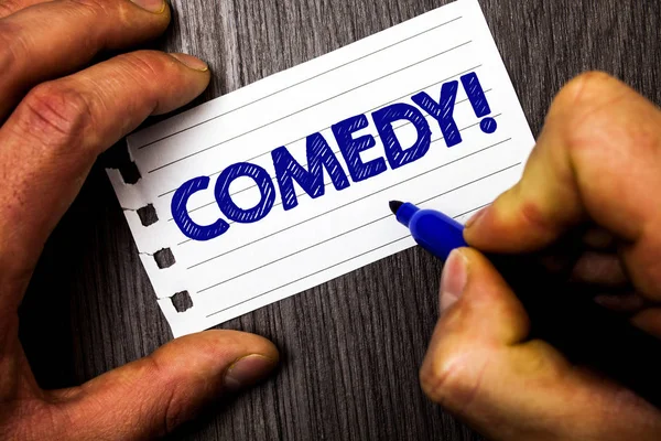 Komedi ara gösterilen Not yazma. Ahşap ahşap arka plan Marker defter kağıt fikirler tutan eğlence mizah hiciv Sitcom neşe şaka eğlence gülen adam tutun vitrine iş fotoğraf