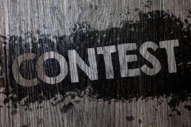 Yarışma gösterilen metin işareti. Kavramsal fotoğraf oyun Turnuvası rekabet olay deneme fetih savaş mücadele Ahşap ahşap arka plan siyah sıçramak boya fikirler mesajlar niyetleri