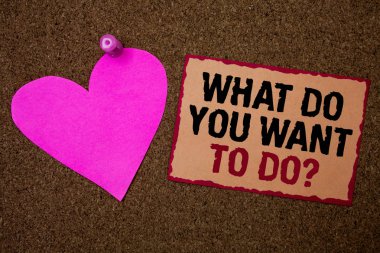 Ne yapmak sen istemek için sorum gösterilen yazma kavramsal el. Meditasyon sakin tatil seyahat arzusu kahverengi halı fikirler mesaj pembe kalp aşk duyguları düşünceleri vitrine iş fotoğraf