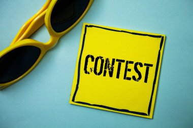 Yarışma gösterilen Not yazma. Oyun Turnuvası rekabet olay deneme fetih savaş mücadele fikirler iletileri mavi arka plan güneş gözlüğü rahat ek açıklamaları düşünceler vitrine iş fotoğraf