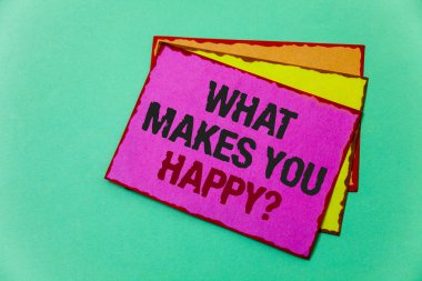 Ne yapar sen mutlu soru gösterilen Not yazma. Mutluluk vitrine iş fotoğraf aşk ile gelir ve pozitif yaşam fikirler mesaj iletişim yansıma yeşil arka plan düşündüm duygular