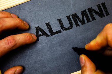 Word metin yazma mezunlar. Şap eski yüksek lisans yüksek lisans toplama kolej Akademi kutlama adam için iş kavramı tutun defter Ahşap ahşap arka plan siyah kalemi işaretleri holding