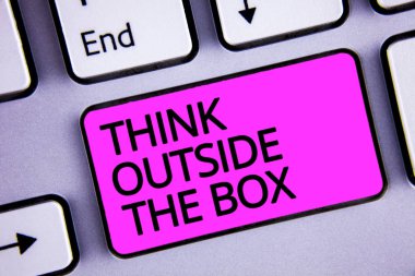 El yazısı metin dışında düşünmek belgili tanımlık kutu. Yeni ve yaratıcı çözüm düşünme başarı klavye mor anahtarına niyeti açar kavramı anlam oluşturmak metin bilgisayar ileti kağıt kompozisyon