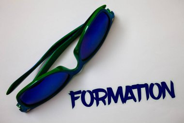 Kavramsal el oluşumu gösterilen yazma. İş fotoğraf metin gövdesi belirli asker parçaları bırakma şekil verme işlem iletileri beyaz arka plan iletişim düşünceler ilham fikirler kayalar.