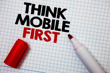 Düşünüyorum mobil ilk gösterilen Not yazma. Pazarlama hedef taşınabilir telefonlar ilk grafik kağıdı gri önemli düşünce fikir bilgi bilim matematik veri Handheld vitrine iş fotoğraf geliştirdi