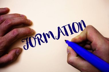 Kavramsal el oluşumu gösterilen yazma. Gövdesi vitrine iş fotoğraf belirli asker parçaları bırakma şekil verme işlem adam holding mavi işaretleyiciyi beyaz arka plan fikirler ilham kayalar