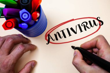 Kavramsal el Antivirus gösterilen yazma. Mesaj iletişim fikirleri iş fotoğraf metin saklama bariyer Güvenlik Duvarı güvenlik savunma koruma kefalet adam tutarak siyah kalemi işaretleri masa