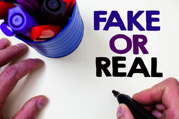 Schrijven Van Notitie Weergegeven Fake Real Zakelijke Foto Presentatie Controleren — Stockfoto