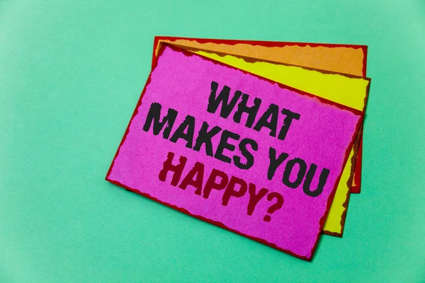 Ne yapar sen mutlu soru gösterilen Not yazma. Mutluluk vitrine iş fotoğraf aşk ile gelir ve pozitif yaşam fikirler mesaj iletişim yansıma yeşil arka plan düşündüm duygular