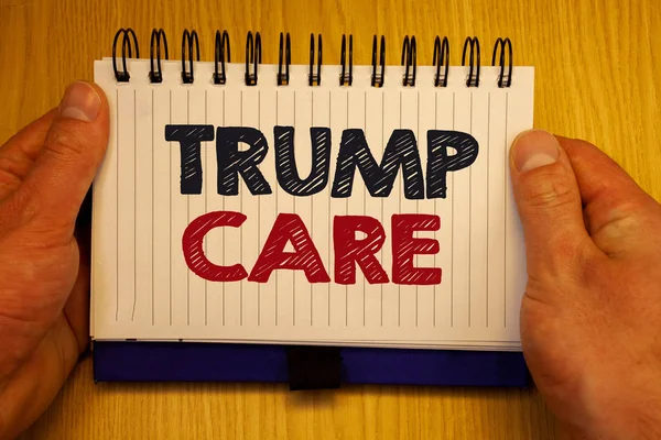 Word metin yazma Trump umurumda. Uygun bakım yasası Amerika Birleşik Devletleri kağıtları fikirler mesajlar önemli unutmayın için bilgi ahşap Not defteri için iş kavramı yerine ifade eder