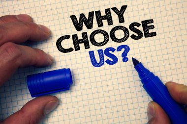 Neden seçim bize soru gösterilen metin işareti. En iyi fikirler bilgi bilim matematik veri olanakları grafik kağıdı gri önemli düşünceler gösteriyorsun kavramsal fotoğraf nedenleri