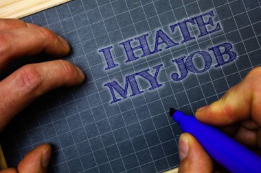 El yazısı metin işimden nefret ediyorum. Şirket kötü kariyer sevmeme yerini nefret kavramı anlam kağıt mavi arka plan grafik işaretleyici kalem mesaj fikir önemli düşünceler