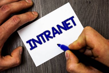 Kavramsal el Intranet gösterilen yazma. Bir şirketin özel ağ vitrine iş fotoğraf yerel alan ağları adam çalışma holding mavi işaretleyiciyi fikirler kağıt ahşap masa bağlanır