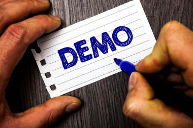 Demo gösterilen Not yazma. Deneme Beta sürümü ücretsiz Test örnek önizleme bir şey işaret defter kağıt fikirler Ahşap ahşap arka plan tutan prototip adam tutun vitrine iş fotoğraf