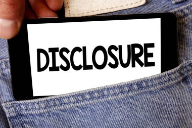 El yazısı metin açıklama. Adam bilinen New veya gizli gizli bilgiler yapma eylem anlam kavramı cep telefonu beyaz ekran mesaj uygulama teknoloji holding tutun