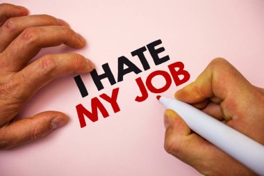 Benim iş nefret gösterilen Not yazma. İş, şirket kötü kariyer Marker kalem kağıt fikirler iletilerinizi sevmeme yerini nefret fotoğraf vitrine hatırlıyorum bilgi önemli pembe