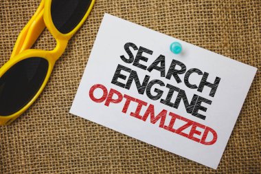 Arama motoru optimize gösterilen Not yazma. Web sitesi veya blog Sunglass kağıt harika beyaz arka plan güzel mesaj fikir anılar için online görünürlüğünü iyileştirme vitrine iş fotoğraf