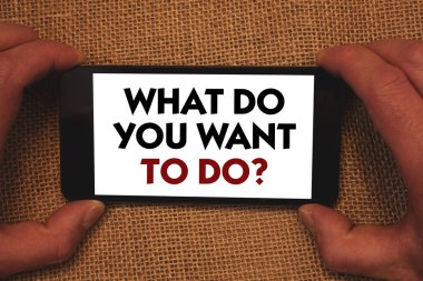 Ne yapmak sen istemek için sorum gösterilen Not yazma. Meditasyon sakin tatil seyahat arzusu cep telefonu beyaz ekran mesaj app hasır arka planda tutan adam vitrine iş fotoğraf