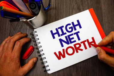 High Net Worth 'ü gösteren metin işareti. Yüksek değerli bir şeye sahip kavramsal fotoğraf A sınıfı bir şirket Penholder işaretleyicisi fikir atamaları bilgilerini önemli kılıyor