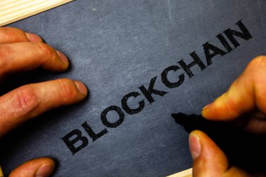 Word metin yazma Blockchain. Kayıt günlük mali deyim dijital veri teknoloji kayıt adam için iş kavramı tutun defter Ahşap ahşap arka plan siyah kalemi işaretleri holding