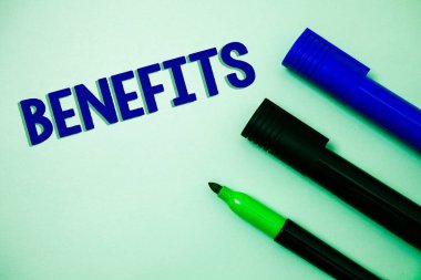 El yazısı metin faydaları yazma. Niyetleri yansıma işaretleri beyaz arka plan avantaj sigorta tazminat faiz geliri elde yardım fikirler mesajlar duyguları anlam kavramı