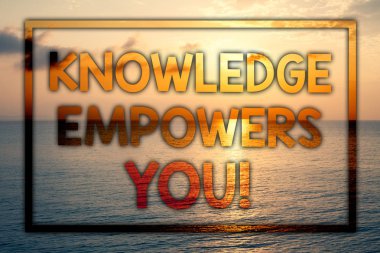 Bilgi ara güçlendirir gösterilen Not yazma. Senin başarı günbatımı mavi plaj bulutlu gökyüzü fikirler mesaj düşünceler duygular elde etmek için sorumlu eğitim vitrine iş fotoğraf