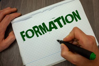 Kavramsal el oluşumu gösterilen yazma. İş fotoğraf metin kayalar belirli asker parçaları bırakma şekil verme işlem adam tutun siyah kalemi gruge defter Ahşap ahşap masa tutarak gövdesi