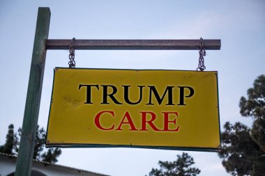 El yazısı metin Trump umurumda. Kavram anlam değiştirme için uygun bakım yasası Amerika Birleşik Devletleri için iletileri nesne konumu sarı afiş çerçeve metal kurulu billboard sarı anlamına gelir
