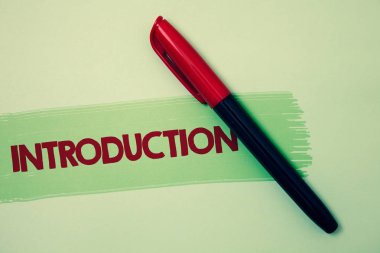 Kavramsal el giriş gösterilen yazma. Belgenin bir sunum bir izleyici fikirler mesajlar kırmızı kalem yeşil arka plan boya fikir iletisi için ilk bölümü vitrine iş fotoğraf